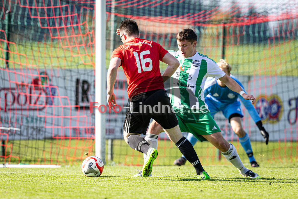 TSV Hohenpeißenberg gegen SV Unterdiessen | Fußball Herren Kreisklasse Gruppe 4 Zugspitze 2025/26 11. Spieltag, TSV Hohenpeißenberg gegen SV Unterdiessen, 20251012,Zweikampf,2025-10-12 in Hohenpeißenberg (Sportplatz Hohenpeißenberg), Tobias RAUSCHENBACH (TSV Hohenpeißenberg 16), Kilian MANN (SV Unterdiessen 5)Copyright: WolfgangxLindner www.foto-lindner.de