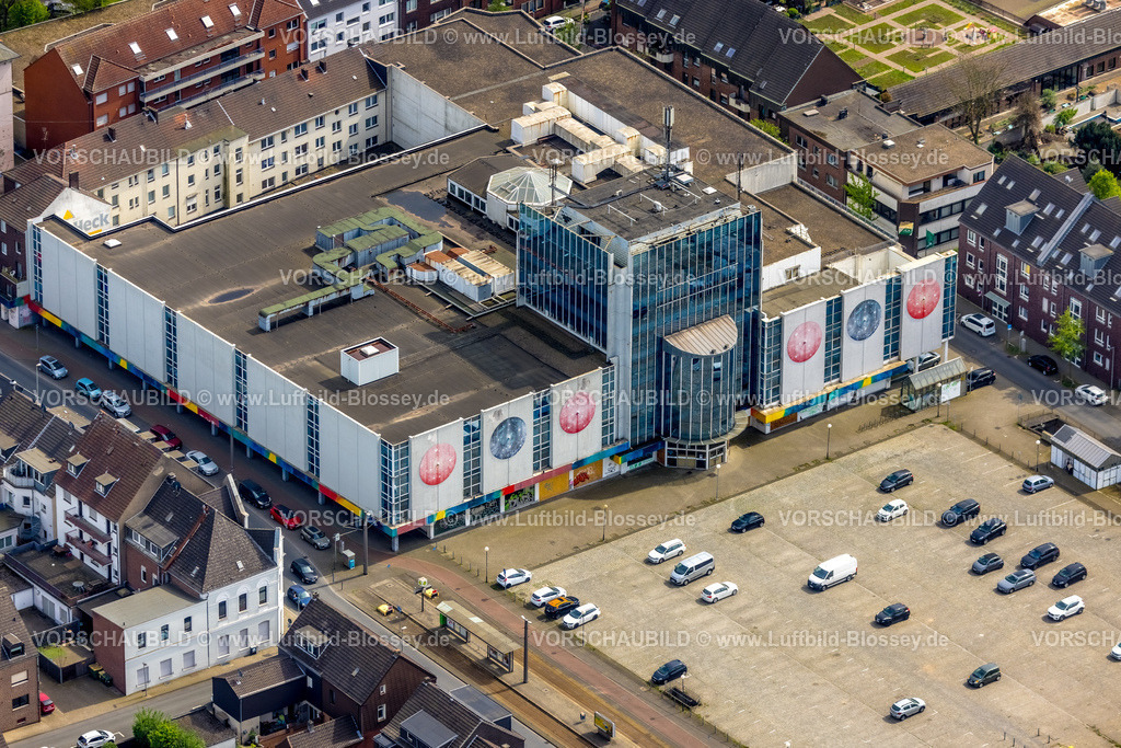 Oberhausen240401914 | Luftbild, Neumarkt mit dem ehemaligen Möbelhaus Finke und Parkplatz, Sterkrade Mitte, Oberhausen, Ruhrgebiet, Nordrhein-Westfalen, Deutschland
