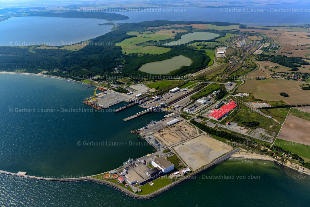 3637869 | SASSNITZ 25.08.2016 Hafenanlagen an der Meeres- Küste der Insel Rügen im Ortsteil Hagen in Sassnitz im Bundesland Mecklenburg-Vorpommern. // Port facilities on the seashore of the Iland Ruegen in the district Hagen in Sassnitz in the state Mecklenburg - Western Pomerania. Foto: Gerhard Launer