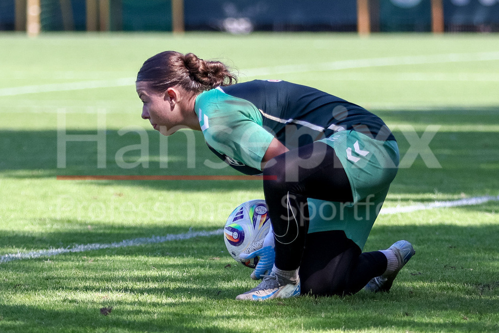 Fussball, Google Pixel Frauen-Bundesliga, Training SV Werder Bremen | Mariella El Sherif (Torhüterin, Torwart, SV Werder Bremen, 1) bei einer Trainingsübung