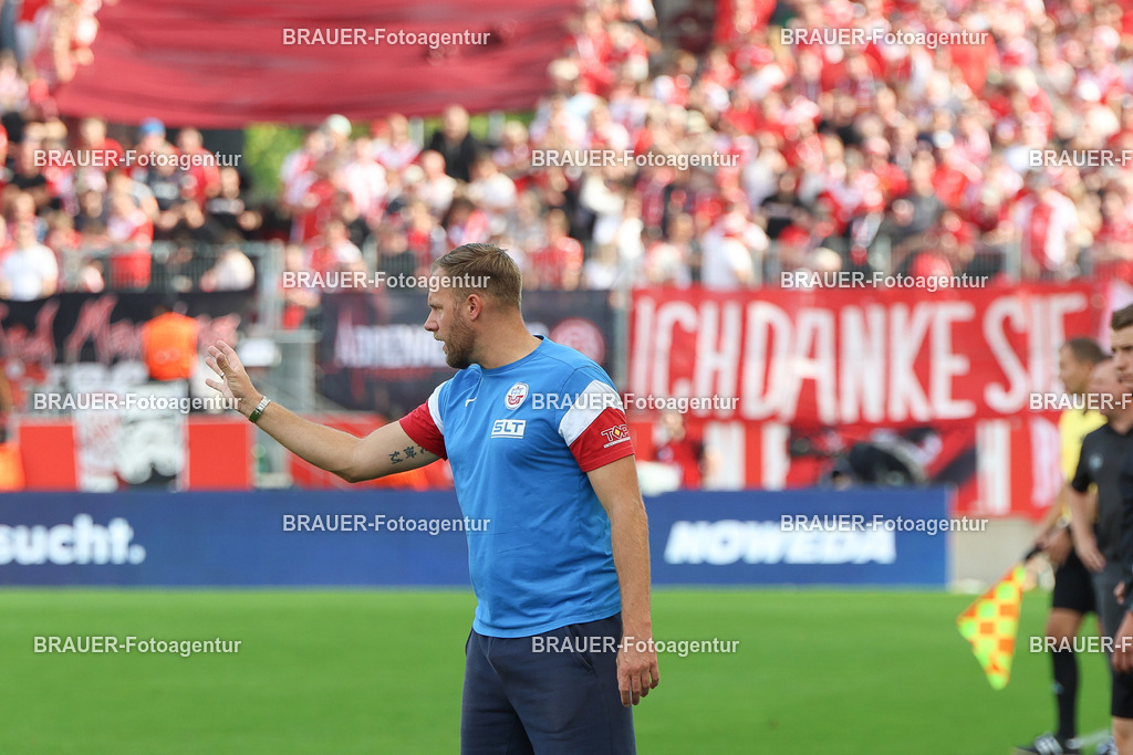 Rot-Weiss Essen - Hansa Rostock | Essen, Deutschland, 20.09.2025 Daniel Brinkmann (Hansa Rostock) gestikuliertwährend des 3.Liga Spiels zwischen  Rot-Weiss Essen und Hansa Rostock am 20.09.2025 im Stadion an der Hafenstraße in Essen. (Foto von Timo Bluhmki-Schmidt/Brauer Fotoagentur