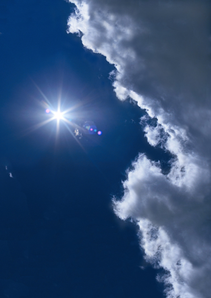 Wolkenwort 11_Wolkenmund | Wolkenwort # 
Wolke schluckt Sonne. Fotoausstellung WOLKENWORTE, Oberbank Salzburg, Am alten Markt 4. 30.5. - 30.6.2006. Eine Veranstaltung der Europagesellschaft Salzburg.