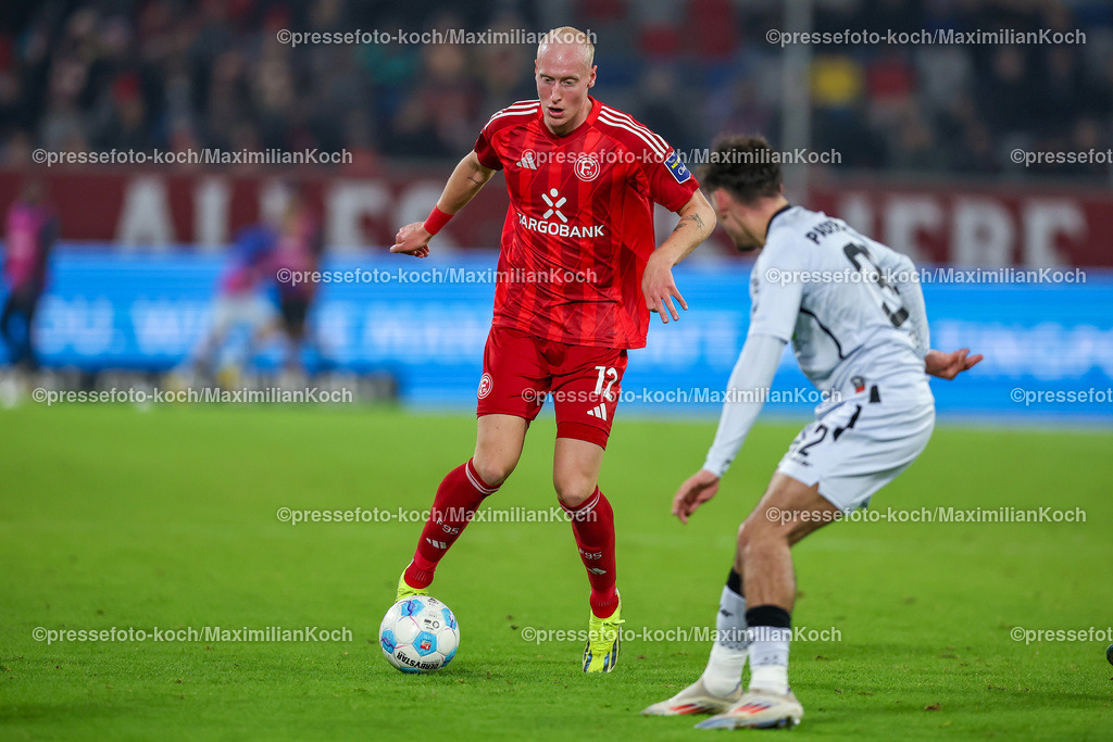 Due09112401056 | 09.11.2024, Fußball, Fortuna Düsseldorf - SC Paderborn 07, 2. Bundesliga, Merkur Spiel-Arena, Saison 2024 2025: Valgeir Lunddal Fridriksson (Fortuna Düsseldorf #12) gegen Aaron Zehnter (Paderborn #32)DFB regulations prohibit any use of photographs as image sequences and or quasi-video.