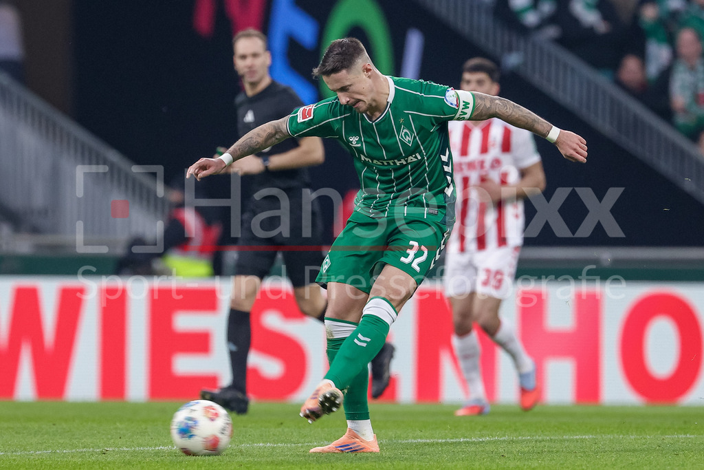 Fussball, Bundesliga, SV Werder Bremen - 1. FC Köln | Marco Friedl (SV Werder Bremen, 32) am Ball, Einzelbild, Ganzkörper, Aktion, Action, Spielszene, DIE DFL-RICHTLINIEN UNTERSAGEN JEGLICHE NUTZUNG VON FOTOS ALS SEQUENZBILDER UND/ODER VIDEOÄHNLICHE FOTOSTRECKEN. DFL REGULATIONS PROHIBIT ANY USE OF PHOTOGRAPHS AS IMAGE SEQUENCES AND/OR QUASI-VIDEO.