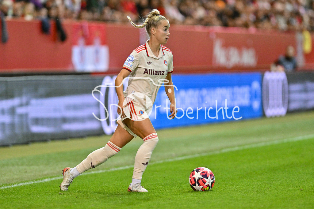 FC Bayern München Frauen - Arsenal London Frauen | am Ball Giulia GWINN (FCB #7) / Freisteller / Einzelfoto / UEFA Womens Champions League: FC Bayern München Frauen - Arsenal London Frauen, FC Bayern Campus am 09.10.2024