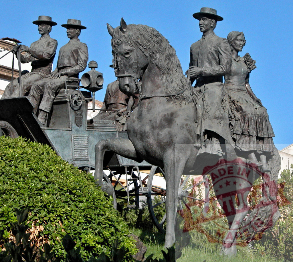 Bronze sculpture of traditional Andalusian horse carriage in Jerez. Espana - Cadiz | Bronze horse and carriage sculpture depicting people in traditional dress, representing culture and history - Realized with Pictrs.com