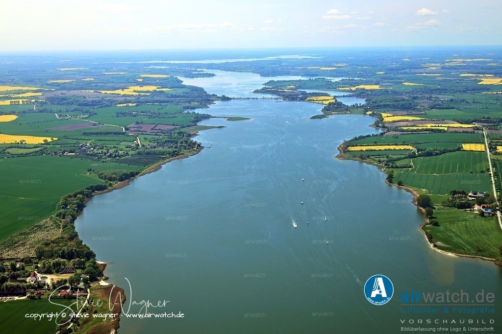 Luftbild Ostseefjord Schlei, Gemeinde Thumby, Gut Bienebek | Seitdem gehört der größte Teil des Gemeindegebiets von Thumby, zu dem auch Sieseby gehört, dem Besitz des Hauses Schleswig-Holstein-Sonderburg-Glücksburg. Das im 17. Jahrhundert errichtete Herrenhaus des Gutes wurde mehrmals umgebaut, und zum nicht öffentlich zugänglichen Gut