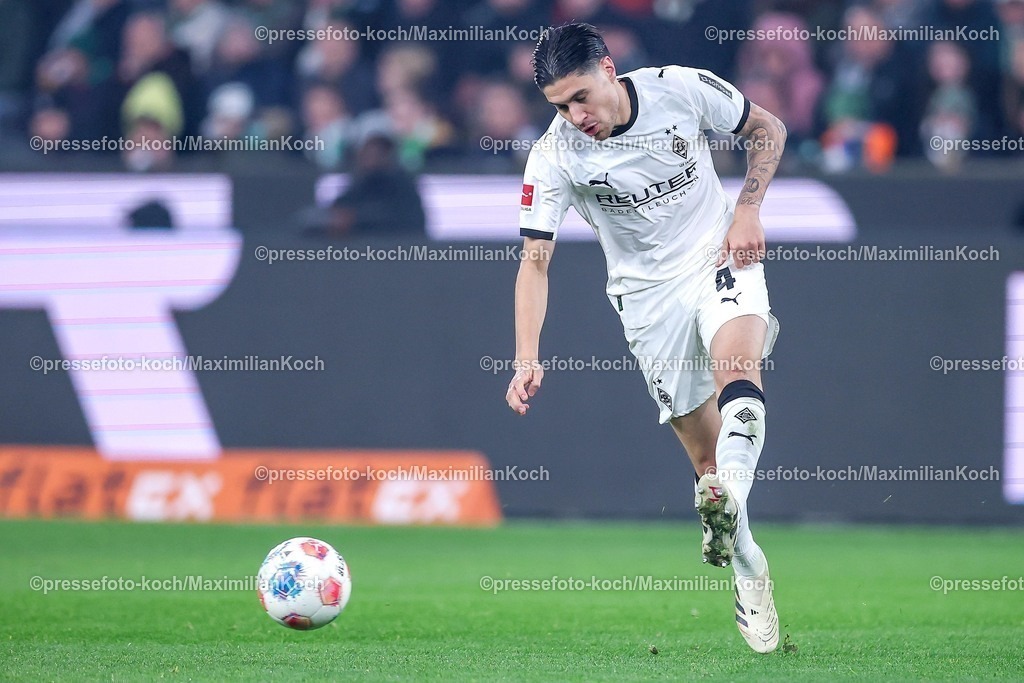BMG13122502075 | 13.12.2025, Fußball, Borussia Mönchengladbach - VfL Wolfsburg, 1. Fußball Bundesliga, 14.Spieltag, Borussia-Park, Saison 2025 2026: Kevin Diks&nbsp;(Borussia Mönchengladbach #04)  DFB regulations prohibit any use of photographs as image sequences and or quasi-video.