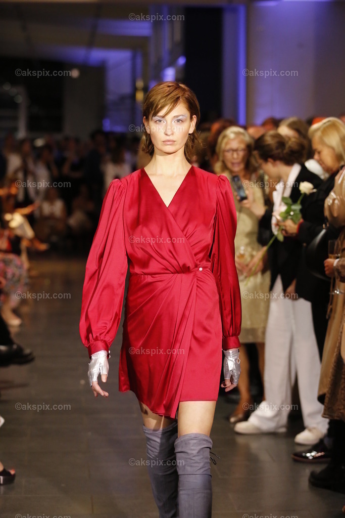 Deutschland: Fashionshow Silvermagic der brasilianischen Designerin Aline CELI während der Fashion Week Berlin | 08.09.2022, Berlin, Deutschland, Models laufen bei der Modenschau Silvermagic der brasilianischen Designerin Aline CELI während der Fashion Week Berlin im Autohaus König am 8. September 2022 in Berlin, Deutschland, über den Laufsteg.