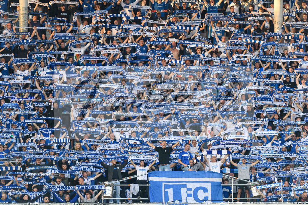 FCMFCK20210904_047 | Fussball, Herren: . Fans vom 1. FC Magdeburg beim Spiel der 3. Liga zwischen 1. FC Magdeburg und 1. FC Kaiserslautern in der MDCC-Arena am 04.09.2021 in Magdeburg, Deutschland.DFB / DFL REGULATIONS PROHIBIT ANY USE OF PHOTOGRAPHS AS IMAGE SEQUENCES AND/OR QUASI-VIDEO. - Realisiert mit Pictrs.com