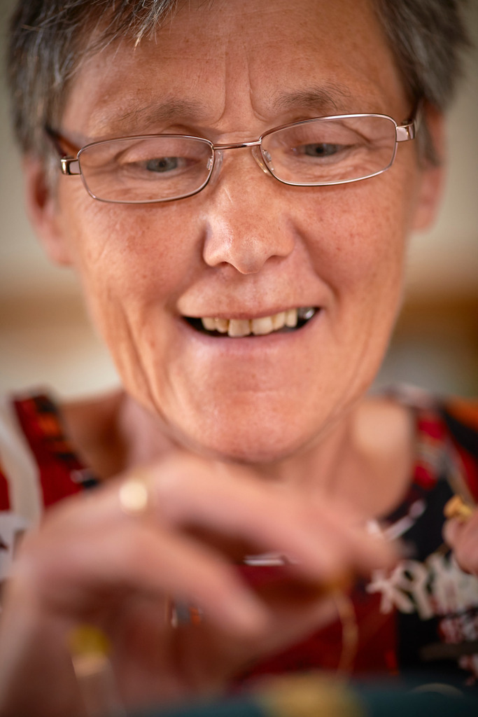 Erzeugung von Schmuckbaender aus Goldfaeden | Andelsbuch, Austria - May 27, 2016: Steurer Katharina; Erzeugung von Schmuckbaender aus Goldfaeden-Keadara. - Realisiert mit Pictrs.com