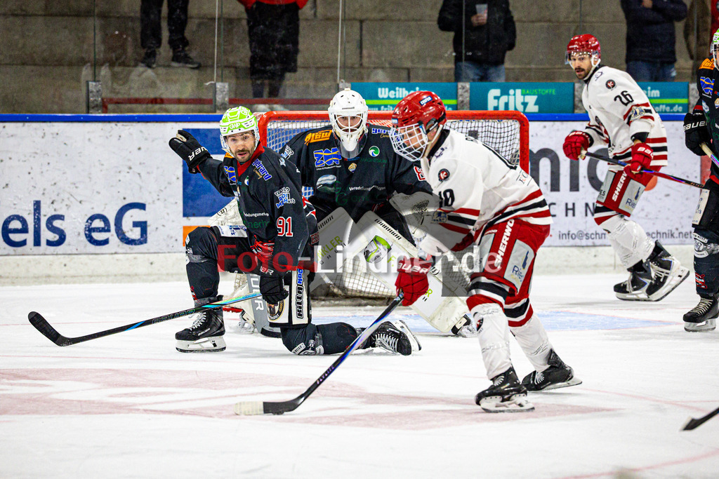Peißenberg MINERS gegen EHC Klostersee | Eishockey Bayernliga 2025/26 Vorrunde 12. Spieltag, Peißenberg MINERS gegen EHC Klostersee, 20251116,Aberwehr,2025-11-16 in Peißenberg (flatbuy Arena Peißenberg), Dominik EBENTHEUER (MINERS 91), Xaver NAGEL (MINERS Goali 80), Simon ROEDER (EHC Klostersee 10)Copyright: WolfgangxLindner www.foto-lindner.de