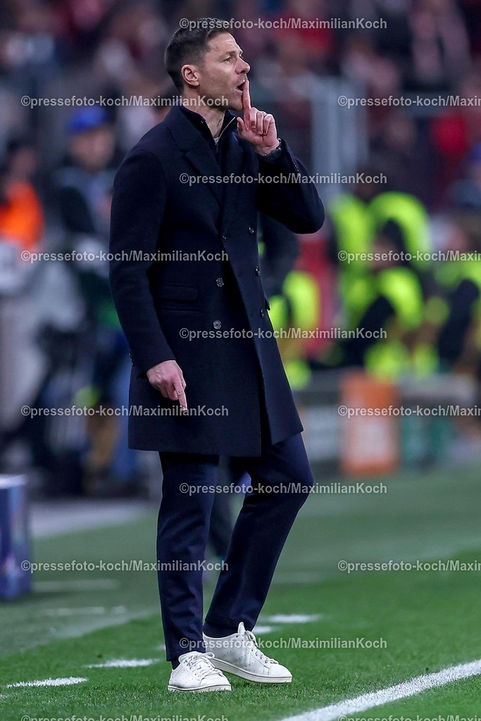 UCL11032502295 | 11.03.2025, Fußball, UEFA Champions League, Bayer 04 Leverkusen - FC Bayern München, Achtelfinale Rückspiel, BayArena, Saison 2024 2025: Cheftrainer Xabi Alonso (Bayer 04 Leverkusen Trainer) steht wild gestikulierend an der Seitenlinie Gestik Mimik aufgebrachtDFB regulations prohibit any use of photographs as image sequences and or quasi-video.