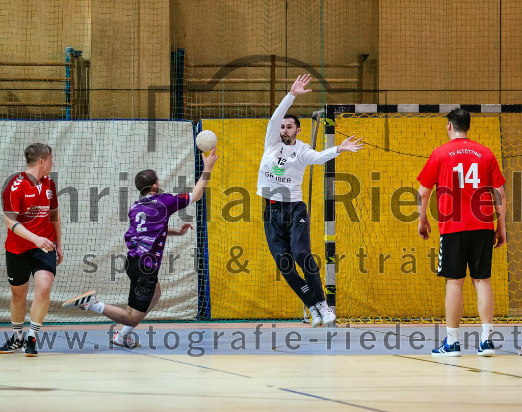 2024-01-27_014_SpVgg_Altenerding_gegen_TV_Altoetting | Erding, Deutschland, 27.01.2024:
Handball, Bezirksoberliga Männer 2023 / 2024, 13. Spieltag, SpVgg Altenerding gegen TV Altötting, Endergebnis: 30:28

Thomas Ecker (TV Altötting, #69), Joseph Wyhnalek (SpVgg Altenerding, #2), Stefan Baaken (TV Altötting, #14)

Foto: Christian Riedel / fotografie-riedel.net