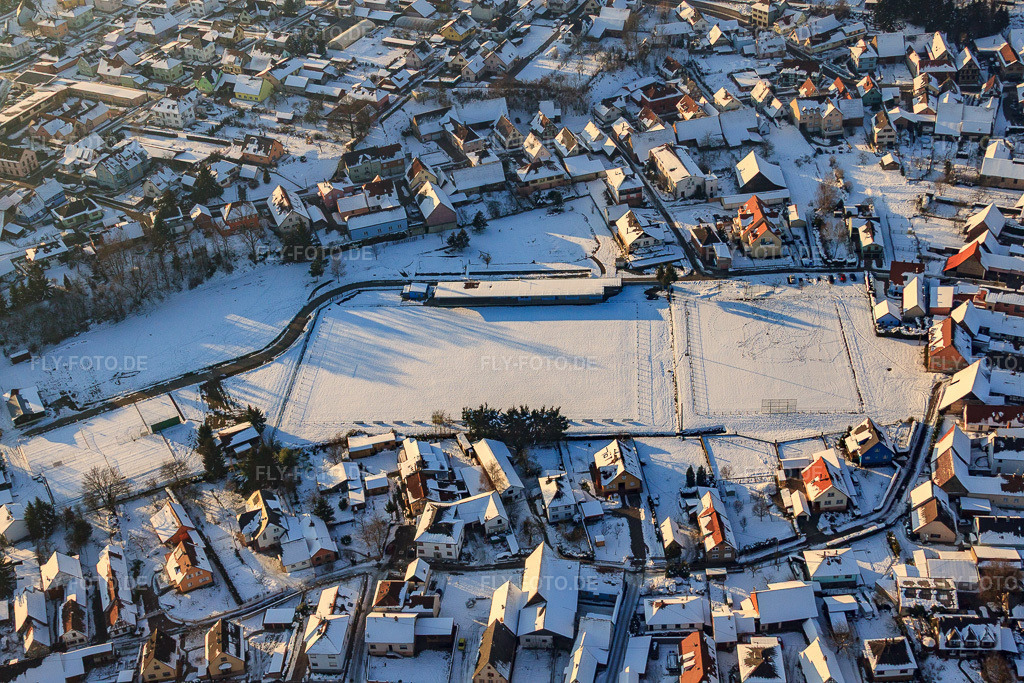 Luftbild: Dorfmitte mit Terrain de football de Mothern aus Norden m Winter bei Schnee in Mothern im Bundesland Bas-Rhin in Frankreich.Foto: IMG_36601.jpg vom 05.01.2011 durch Werner Riehm/FLY-FOTO.deAuflösung des Originals: 4752 x 3168 px