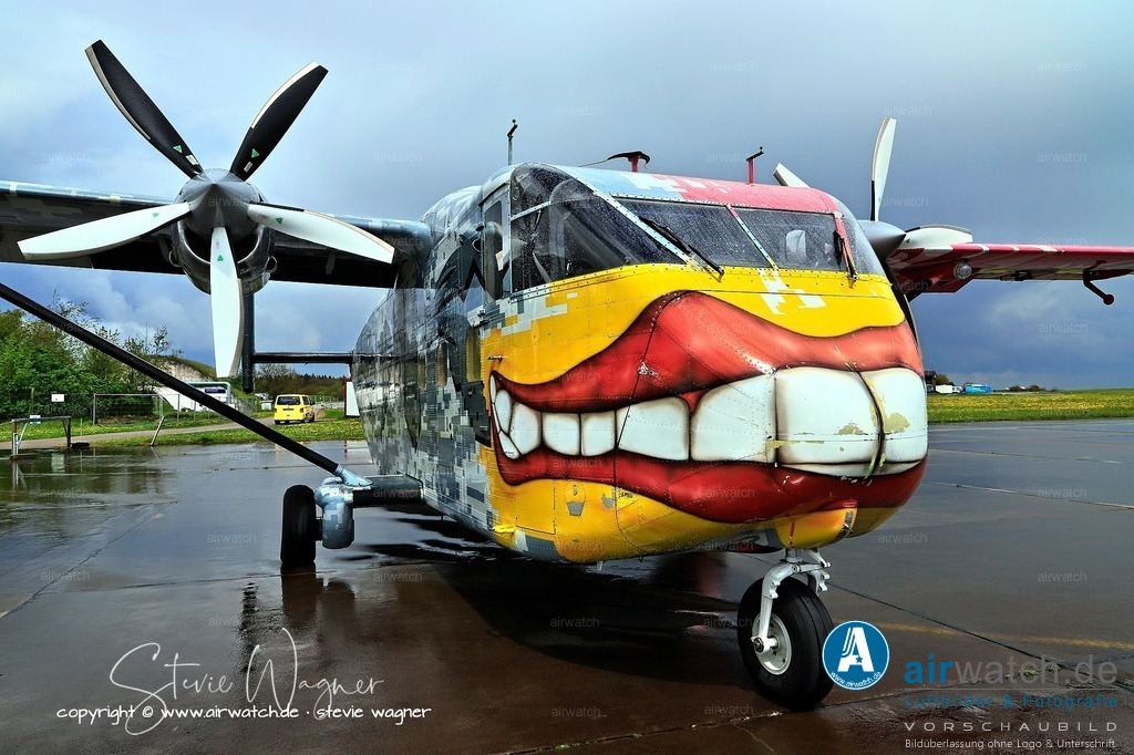 Flying Shoebox - Short S.C.7 Skyvan auf dem Flugplatz Husum-Schwesing | Auch kleine Airlines nutzten das Flugzeug im Insel- oder Regionalverkehr – beispielsweise die griechische Olympic Airways, die die Skyvan als Passagiermaschine mit bis zu 19 Sitzplätzen einsetzte. 