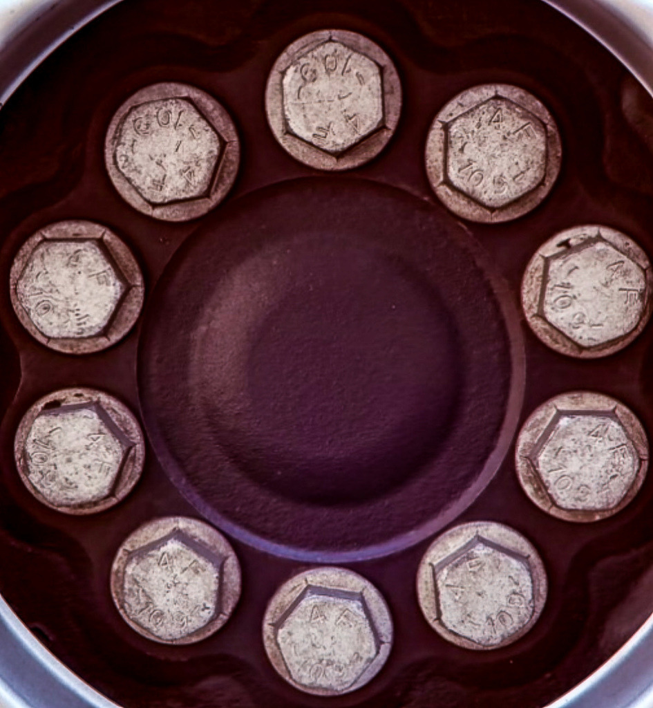 Titel: Mechanical Circle – Industrielle Symmetrie im Detail | Bringen Sie kompromisslosen Minimalismus und kraftvolle Industrie-Ästhetik an Ihre Wände. Diese präzise Komposition fängt die zentralsymmetrische Anordnung massiver Maschinenschrauben im Raum Lörrach/Basel ein. Der faszinierende Kontrast zwischen den detailreichen, hellen Metallelementen und dem tiefen, dunklen Zentrum erzeugt eine fast hypnotische, grafische Wirkung. Ein außergewöhnliches Kunstwerk, das die Schönheit funktionaler Formen feiert. Perfekt geeignet für designorientierte Lofts, moderne Architekturbüros, Werkstätten oder als maskuliner, charakterstarker Akzent im Wohnbereich.Material-Empfehlung: Für dieses Motiv empfehle ich dringend den Druck auf mattetem Alu-Dibond. Die komplett reflexionsfreie Oberfläche unterstreicht den rohen, echten Metall-Charakter perfekt und bringt die feinen Texturen ohne störende Spiegelungen zur Geltung. Setzen Sie ein klares Statement für anspruchsvolles Interior Design – Wählen Sie jetzt Ihre Wunschgröße und bestellen Sie dieses exklusive Premium-Wandbild![Archiv-Nr. #1039] - Realisiert mit Pictrs.com