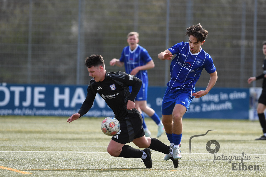 FC Rastede-VFl Stenum | Herren Bezirksliga 2; FC Rastede (blau)-VFL Stenum (schwarz) am 29.03.2026 in Rastede (Sportanlage Köttersweg), Photo: Philip Eiben 2026 - Realisiert mit Pictrs.com