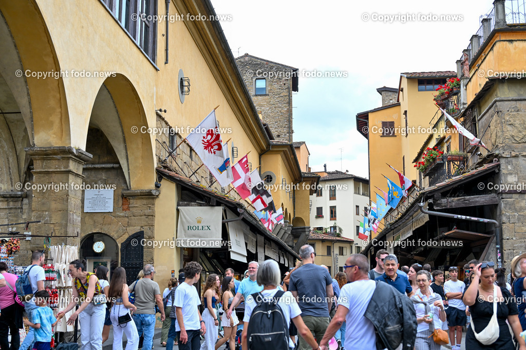 Italien_ Toscana_ Florenz_ 30.05.2024-188 | 30.05.2024, Italien, ITA, Toskana, Florenz im Bild Stadtansichten, Gebäude, Architektur, Touristen, Historisch, Souvenir, Altstadt, Museum, Statuen, Skulpturen, Piazza della Signoria, Statue David, Palazzo Vecchio, Neptunbrunnen, Piazza della Repubblica, Ponte Vecchio, Brücke, Uffizien, Kathedrale Santa Maria del Fiore, Arno, Fluß


Florenz, Firenze, ist eine italienische Großstadt. Nach Einwohnern ist sie die achtgrößte Stadt Italiens. Florenz ist die Hauptstadt sowie größte Stadt der Region Toskana und der Metropolitanstadt Florenz, in der etwa eine Million Menschen leben. Florenz ist für seine Geschichte berühmt. Leonardo da Vinci verbrachte große Teile seiner Jugend in Florenz, Michelangelo fand Unterschlupf in der Kirche der Medici, Galileo Galilei wohnte als Hofmathematiker in den Palästen der Medici. Von 1865 bis 1871 war die Stadt die Hauptstadt des neu gegründeten Königreichs Italien. Das historische Zentrum von Florenz zieht Jahr für Jahr Millionen von Touristen an. Die historische Innenstadt wurde von der UNESCO im Jahre 1982 zum Weltkulturerbe erklärt. 
Quelle: Wikipedia
