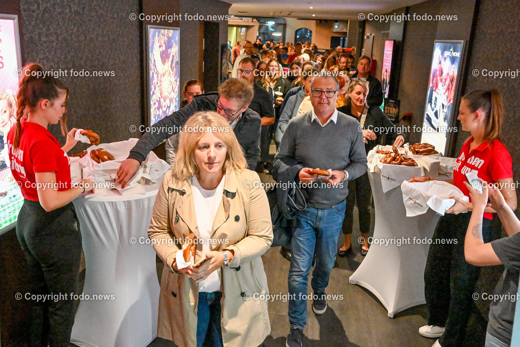 Wels_ Star Movie_ Rehragoutrendezvous_ 09.08.2023-22 | 09.08.2023, Wels, AUT, Star Movie, Kino, Rehragoutrendezvous, Kinopremiere, im Bild Kinobesucher stroemen in den Saal mit Brezen und Bier