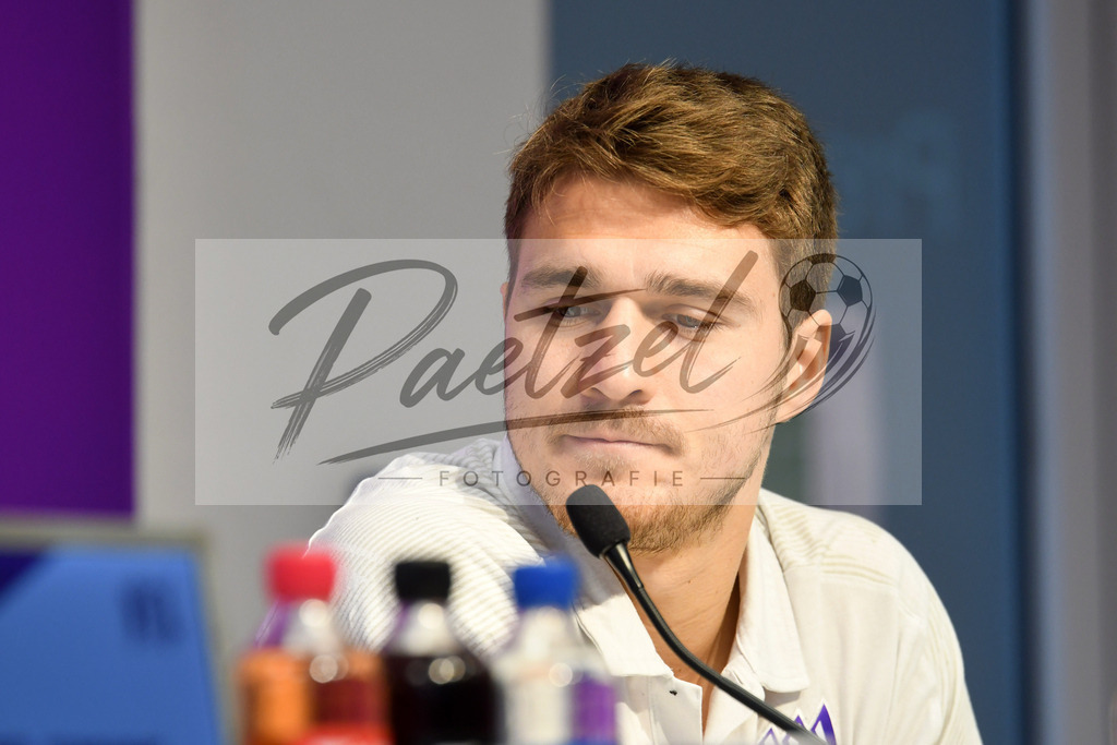 20200206_PKOSNA_0001 | Fußball, Herren: Benjamin Girth (VfL Osnabrueck) schaut waehrend der Pressekonferenz des VfL Osnabrueck im Stadion an der Bremer Bruecke am 06.02.2020 in Osnabrueck, Deutschland. - Realisiert mit Pictrs.com