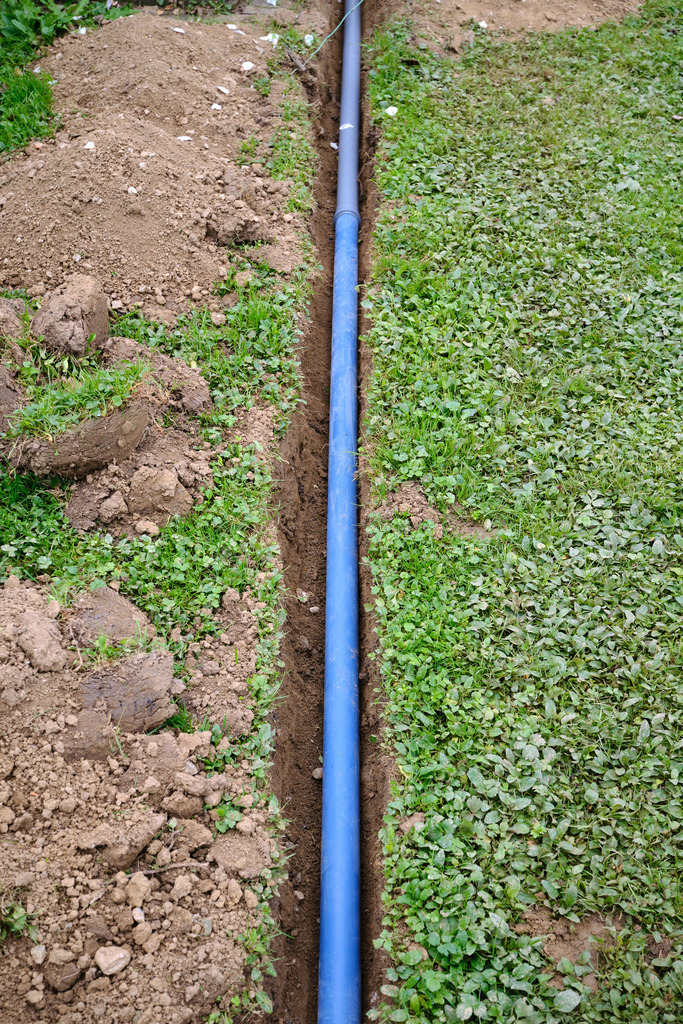 Leerrohrverlegung im Garten für eine Photovoltaik-Anlage | Burgenland, Austria - October 08, 2023: Leerrohrverlegung im Garten für eine Photovoltaik-Anlage. - Realisiert mit Pictrs.com