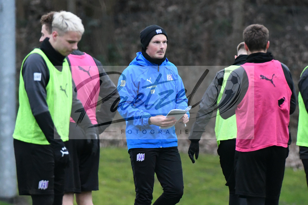 20200220_TRAOSN_0032 | Fussball, Herren: Co-Trainer Merlin Polzin (VfL Osnabrueck) schaut waehrend der Trainingseinheit des VfL Osnabrueck im Sportpark Illoshoehe am 20.02.2020 in Osnabrueck, Deutschland. - Realisiert mit Pictrs.com