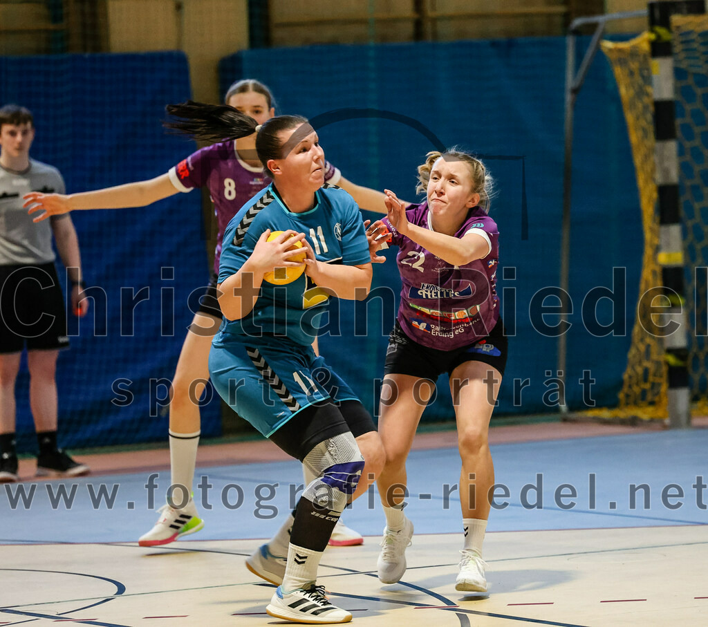 2024-02-24_042_SpVgg_Altenerding_gegen_SSG_Metten_Frauen | Erding, Deutschland, 24.02.2024:
Handball, Bezirksoberliga Frauen Altbayern 2023 / 2024, 15. Spieltag, SpVgg Altenerding gegen SSG Metten, Endergebnis: 32:28

Ramona Achatz (SSG Metten, #11), Johanna Bauschmid (SpVgg Altenerding, #22)

Foto: Christian Riedel / fotografie-riedel.net