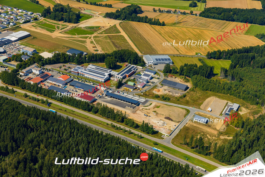 Luftaufnahme der Stadt Vohenstrauß - Die Luftaufnahme wurde 2025 vom UL-Flugzeug heraus erstellt ( keine Drohne ) - Hochauflösende Luftaufnahme - für professionelle Ausdrucke geeignet. Die Geschenkidee !Mit Lizenz und Bildrechte bestellbar