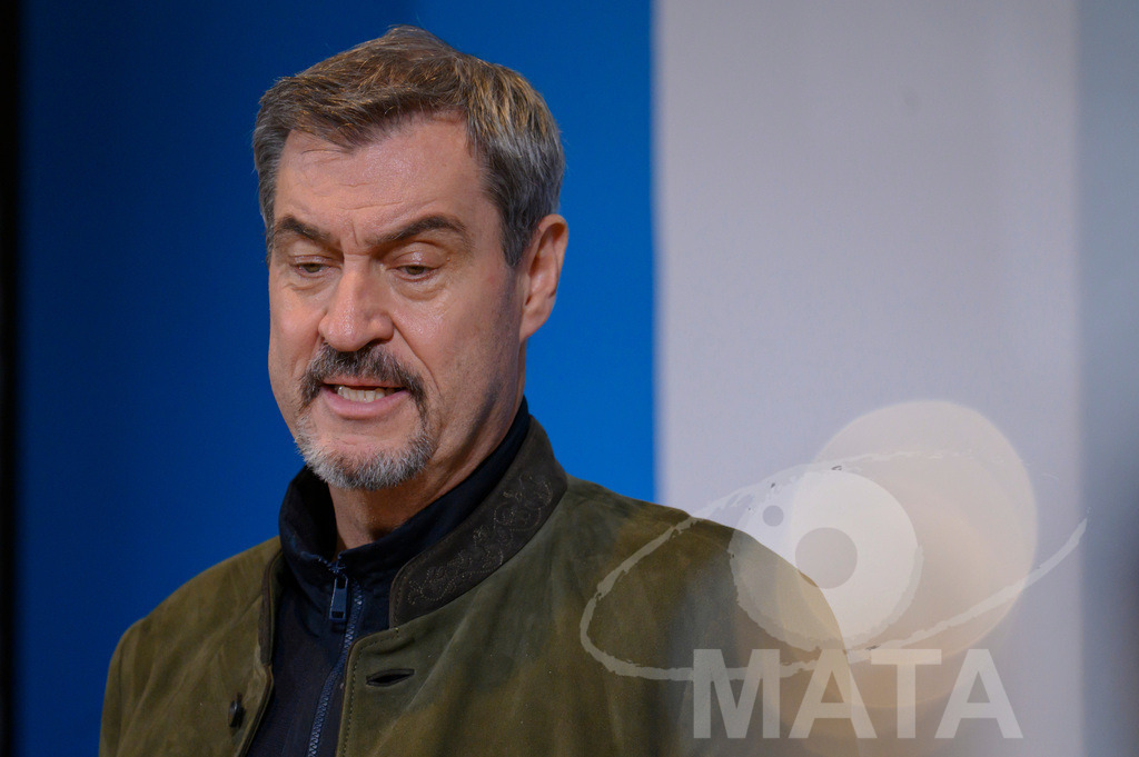 _DWI7652 | Bayerns Ministerpräsident Markus Söder (CSU) bei einer Pressekonferenz im Lokschuppen. Rosenheim, 02.12.2025 Bayern Deutschland - Realized with Pictrs.com