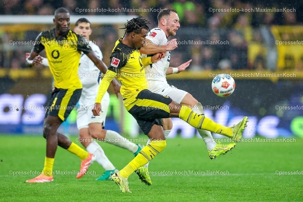 BVB07122501080 | 07.12.2025, Fußball, Borussia Dortmund - TSG 1899 Hoffenheimt, 1. Fußball Bundesliga, 13. Spieltag, Signal Iduna Park, Saison 2025 2026: Carney Chukwuemeka (BVB #17)  im Zweikampf gegen  Vladimír Coufal&nbsp;(TSG Hoffenheim #34)  DFB regulations prohibit any use of photographs as image sequences and or quasi-video.