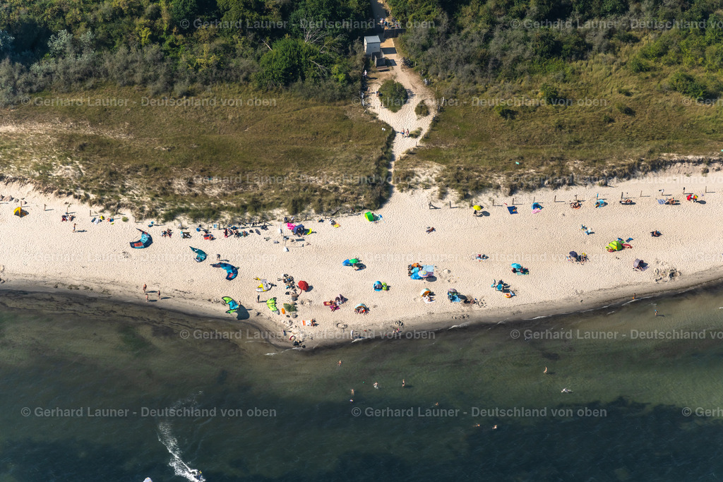 4038072 | PELZERHAKEN 07.08.2020 Sonnenschirm - Reihen am Sand- Strand im Küstenbereich in Pelzerhaken im Bundesland Schleswig-Holstein, Deutschland. // Parasol - rows on the sandy beach in the coastal area in Pelzerhaken in the state Schleswig-Holstein, Germany. Foto: Gerhard Launer