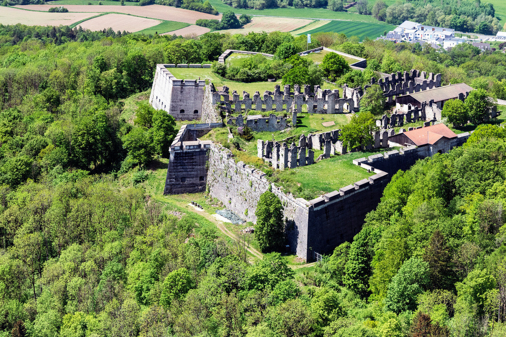 dr__0096190.jpg | SCHNAITTACH 11.05.2022 Fragmente der Zitadelle- Festungsanlage Rothenberg in Schnaittach im Bundesland Bayern, Deutschland. 