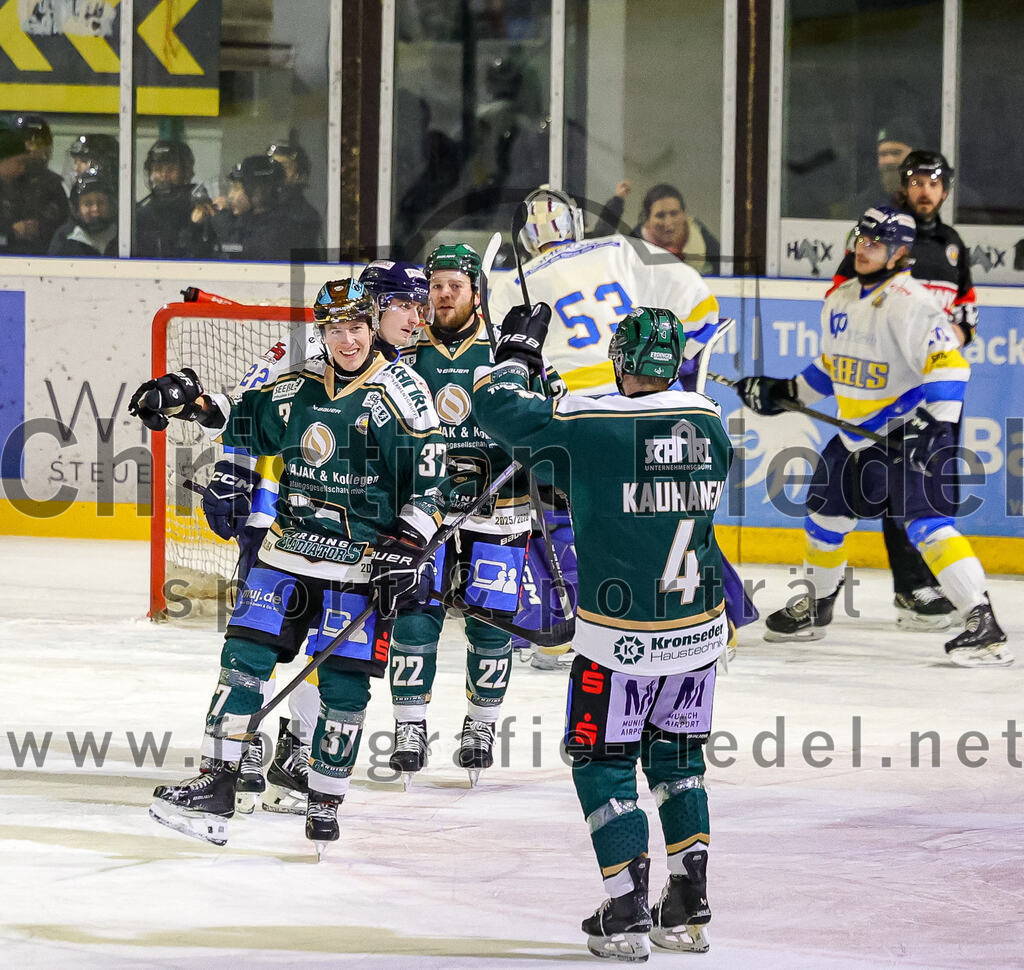 2025-12-05_082_TSV_Erding_gegen_Stuttgart_Rebels | Erding, Deutschland, 05.12.2025:Eishockey, Oberliga Süd 2025 / 2026, 23. Spieltag, TSV Erding gegen Stuttgart Rebels, Endergebnis: 5:6Thomas Matheson (Erding Gladiators, #37), Jesse Kauhanen (Erding Gladiators, #4)Foto: Christian Riedel / fotografie-riedel.net