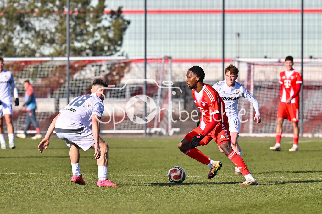 FC Bayern Amateure - FC Viktoria Pilsen U23 | MUNICH, GERMANY - 03. FEBRUARY: im Duell Michael SCOTT (FC Bayern München II 7) und einem Spieler von Viktoria Pilsen während dem Testspiel zwischen den Amateuren des FC Bayern und dem FC Viktoria Pilsen B am FC Bayern Campus