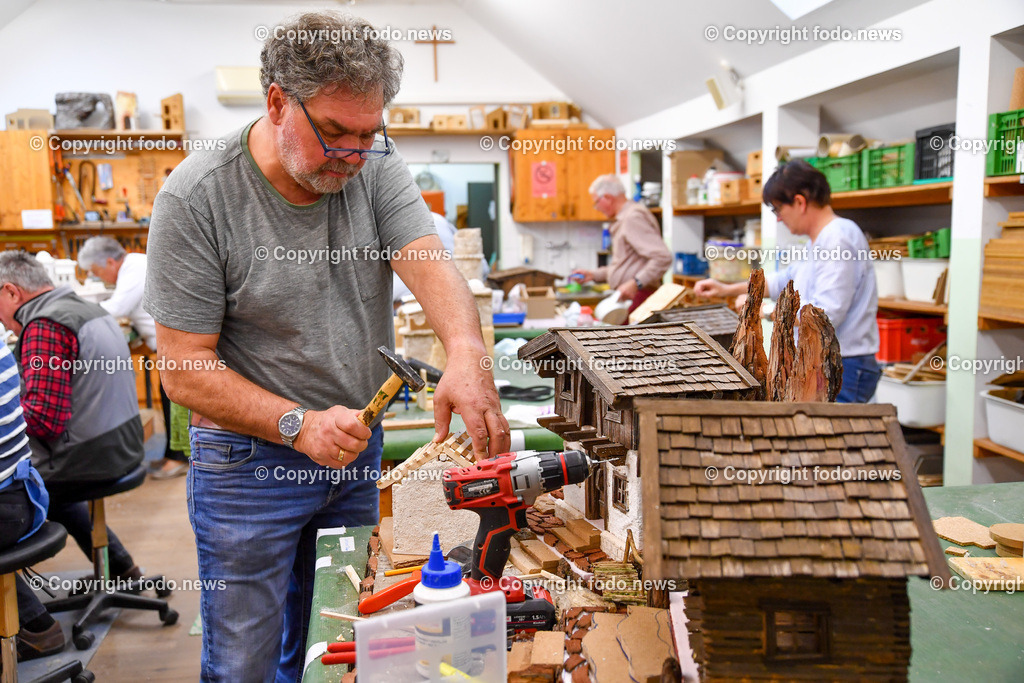 Krippenbauschule Geboltskirchen_ 15.11.2022-18 | 15.11.2022, Geboltskirchen, AUT, Krippenbauschule, im Bild Hannes Sarsteiner baut an seiner Krippe