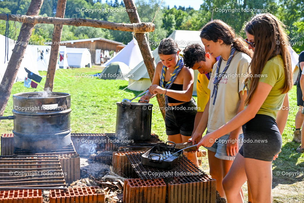 Scout Camp Austria_ 11.08.2023-7 | 11.08.2023, Berg am Attersee, AUT, Scout Camp Austria 2023, im Bild Pfadfinder aus Frankreich an der Kochstelle beim gemeinsamen kochen