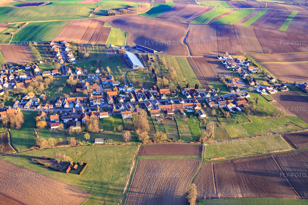 Luftbild: Dorfübersicht aus Westen in Siegen im Bundesland Bas-Rhin in Frankreich. – Foto: IMG_086014.jpg vom 06.02.2016 durch Werner Riehm/FLY-FOTO.de – Auflösung des Originals: 5472 x 3648 px