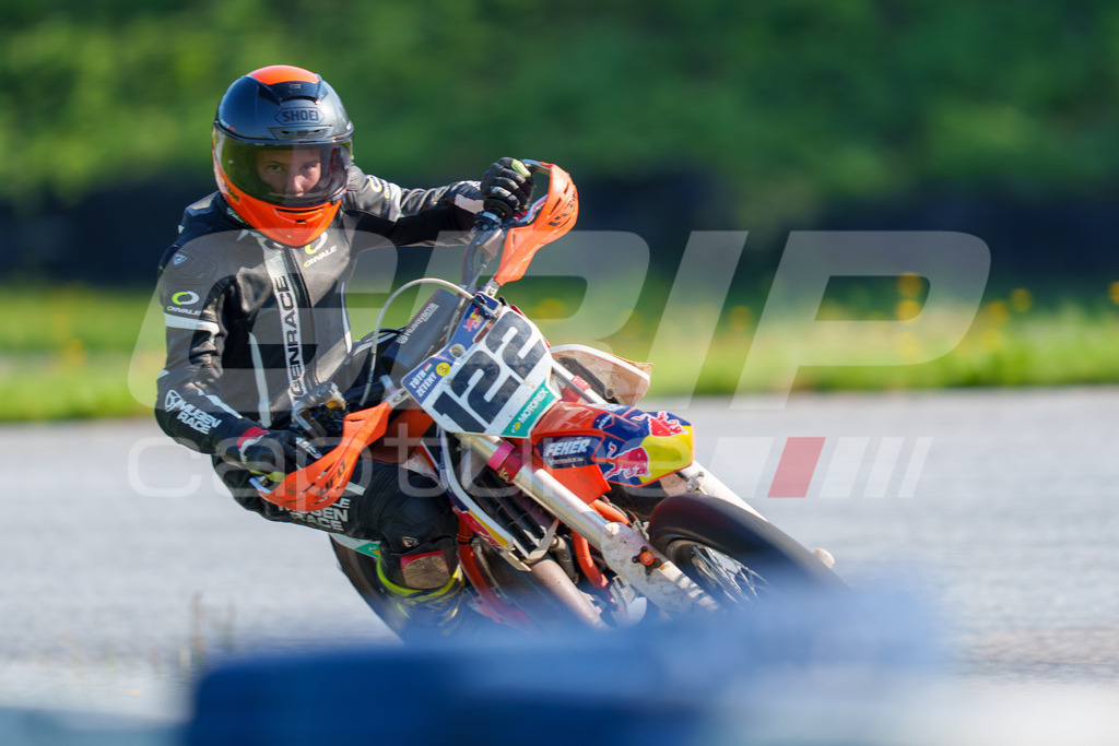 SuperMoto_Staatsmeisterschaft_Greinbach_013 | GRIPcapture steht für authentische Sportfotografie in Österreich – für Momente, die mehr sind als Geschwindigkeit oder Ergebnis. Es geht um Emotion, Spannung, Fokus und den Augenblick, der oft nur einen Wimpernschlag dauert.Ob Motorsport, Teamsport oder 