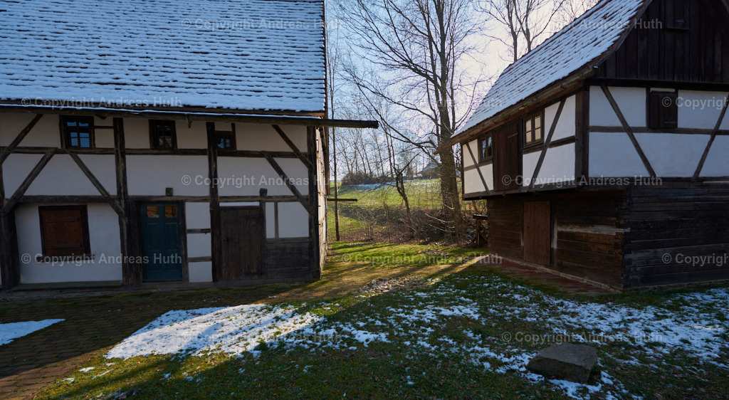 Das wahrscheinlich älteste sächsische Bauernhaus (15. Jh.) und ein seltener Blockspeicher (frühes 17. Jh.) im denkmalgeschützten Franken 01 | Bedeutsame Landschaften Deutschlands - Realisiert mit Pictrs.com