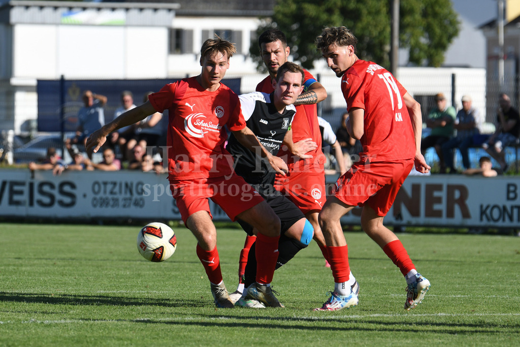SpVgg Plattling : SpVgg GW Deggendorf | Matthias Schaefer (SpVgg GW Deggendorf #18) gegen v.l. Rafael Oslislo ( SpVgg Plattling #6); Kaan Schaffrath (SpVgg Plattling #79) und Alexandru Ciucur (SpVgg Plattling) - Realisiert mit Pictrs.com