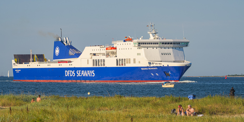 Regina Seaways | Im Abendlicht fährt die Regina Seaways am Ausgang der Kieler Förde. Die Regina Seaways ist ein 199 Meter langes Ro-Ro-Frachtschiff, das im Jahr 2010 gebaut wurde. - Realisiert mit Pictrs.com