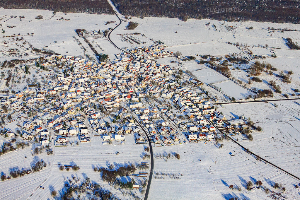 Luftbild: Dorfansicht aus Süden bei Schnee im Winter im Ortsteil Büchelberg in Wörth im Bundesland Rheinland-Pfalz in Deutschland. Foto: IMG_36121.jpg vom 02.01.2011 durch Werner Riehm/FLY-FOTO.de