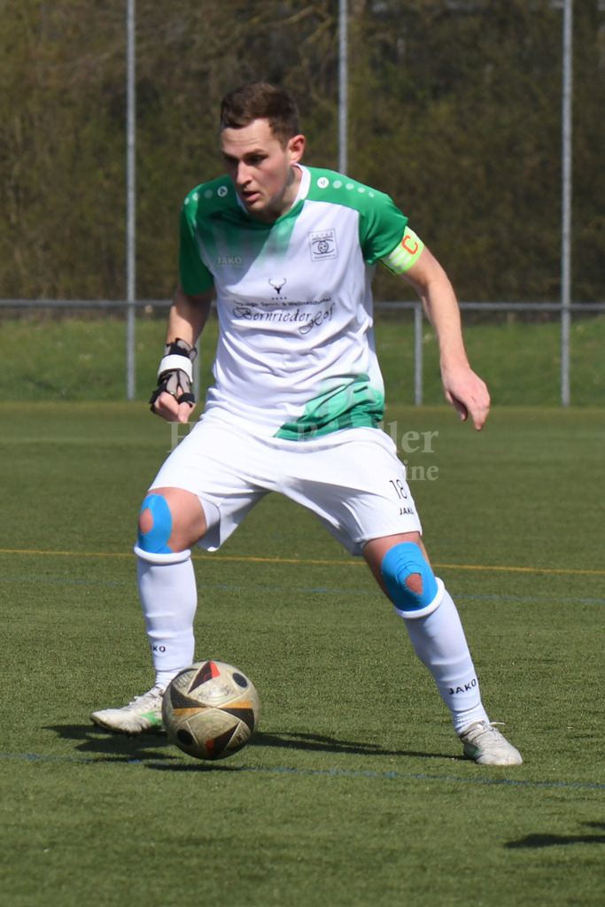 SpVgg GW Deggendorf : SV Hofkirchen | Matthias Schaefer (SpVgg GW Deggendorf #18) - Realisiert mit Pictrs.com