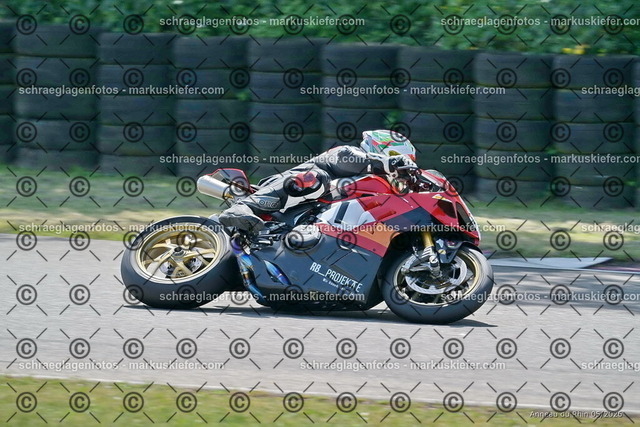 26BT02-1359 | markuskiefer.com - Realisiert mit Pictrs.com