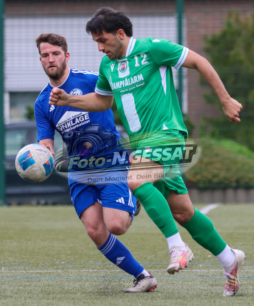 Bünder SV - SV Enger-Westerenger, | Auf dem Bild zu sehen: grün Bünder SV: Batuhan Kaymak ; blau SV Enger-Westerenger: Danny Alves-ReiBünder SV, SV Enger-Westerenger, Saison 25/26, Kreisliga A, Bünde, Deutschland - Realisiert mit Pictrs.com