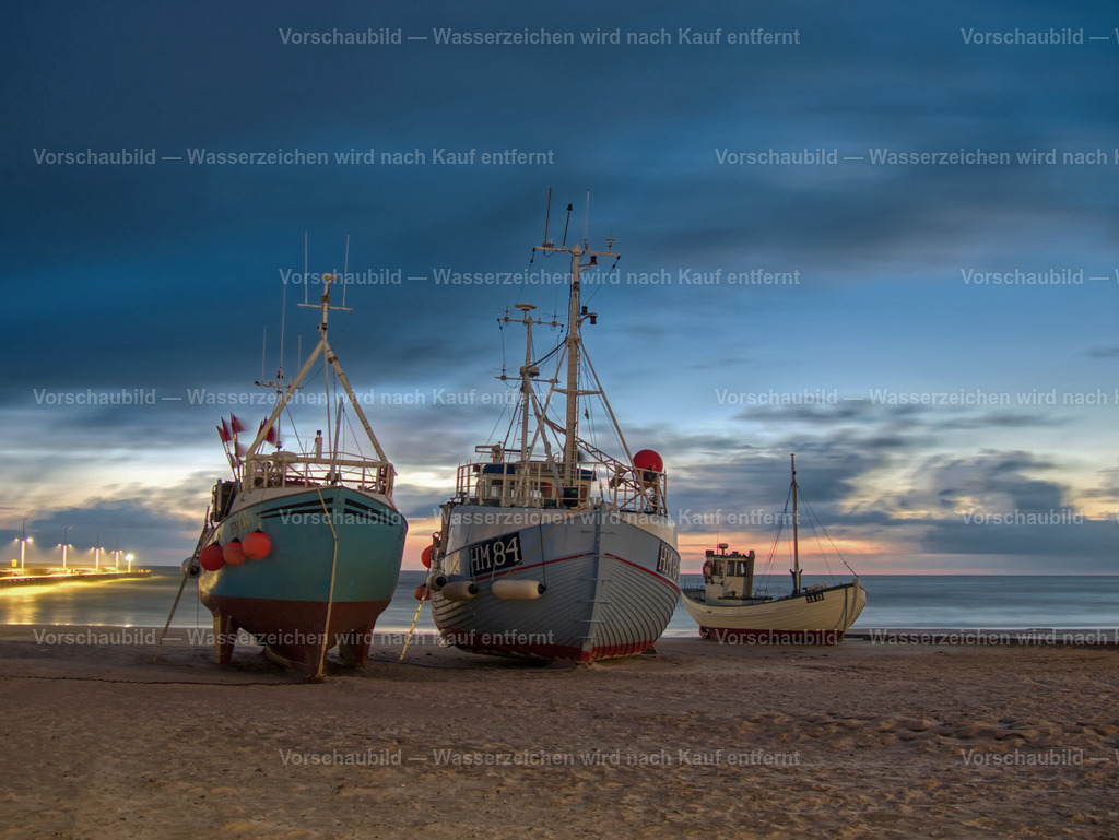 Blaue Stunde über den Fischerbooten am Strand von Løkken. | Wunderschöne Lichtstimmung zum Sonnenuntergang am Strand von Løkken. Die Fischerboote auf dem Sand passen perfekt zur Jammerbucht in Dänemark