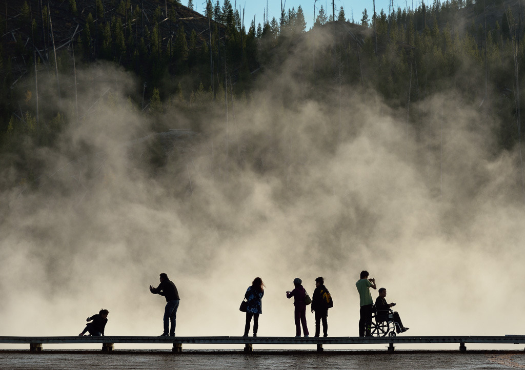 usa-2014-472-01 | Besucher des Yellowstone Nationalparks am Grand Prismatic Spring im Midway Geyser Basin im Gegenlicht - Realisiert mit Pictrs.com