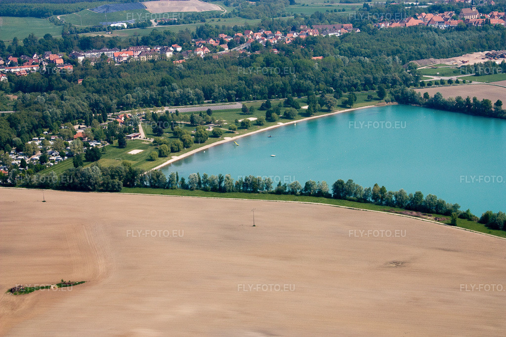 Vue aérienne: Zones de rivage de la plage de sable de la piscine extérieure Aquapark Alsace à Lauterbourg dans le département Bas Rhin, France. Photo: IMG_18148.jpg prise le 03/05/2009 par Werner Riehm/FLY-FOTO.euRésolution de l'original: 4272 x 2848 px