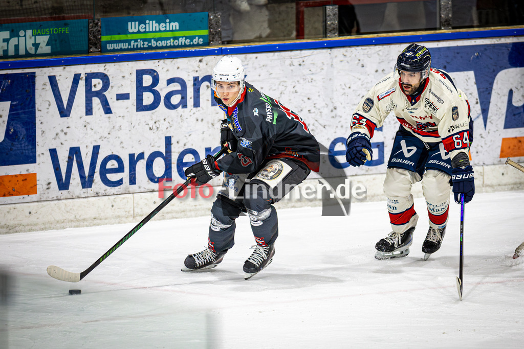 Peißenberg MINERS gegen VfE Ulm/Neu-Ulm DEVILS | Eishockey Bayernliga 2025/26 Vorrunde 24. Spieltag, Peißenberg MINERS gegen VfE Ulm/Neu-Ulm DEVILS, 20260104,Zweikampf,2026-01-04 in Peißenberg (flatbuy Arena Peißenberg), Filip KRIZ (MINERS 19), Yannick KIRSCHER (VfE Ulm/Neu-Ulm DEVILS 64)Copyright: WolfgangxLindner www.foto-lindner.de